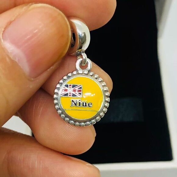 ✨🔥Pandora Flag of Niue Exclusive Dangle charm - Picture 1 of 4